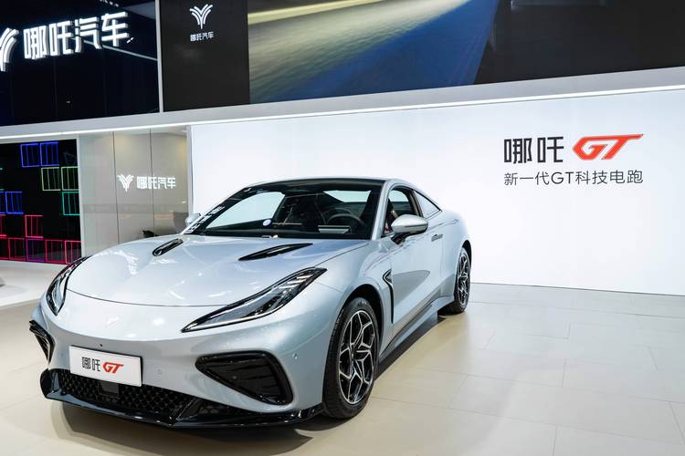 东莞296哪吒汽车在智能汽车领域的表现，领途汽车在新能源汽车市场中的影响力